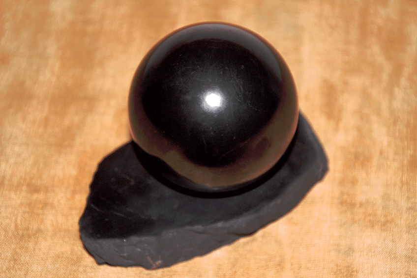 Sfera e supporto Shungite